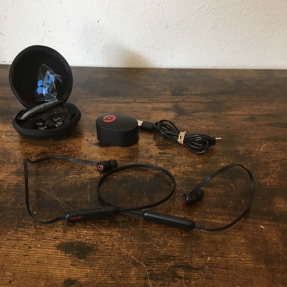 Beats A229s Wireless Earbuds Black Cordless Ear Pods with Case and Cable
